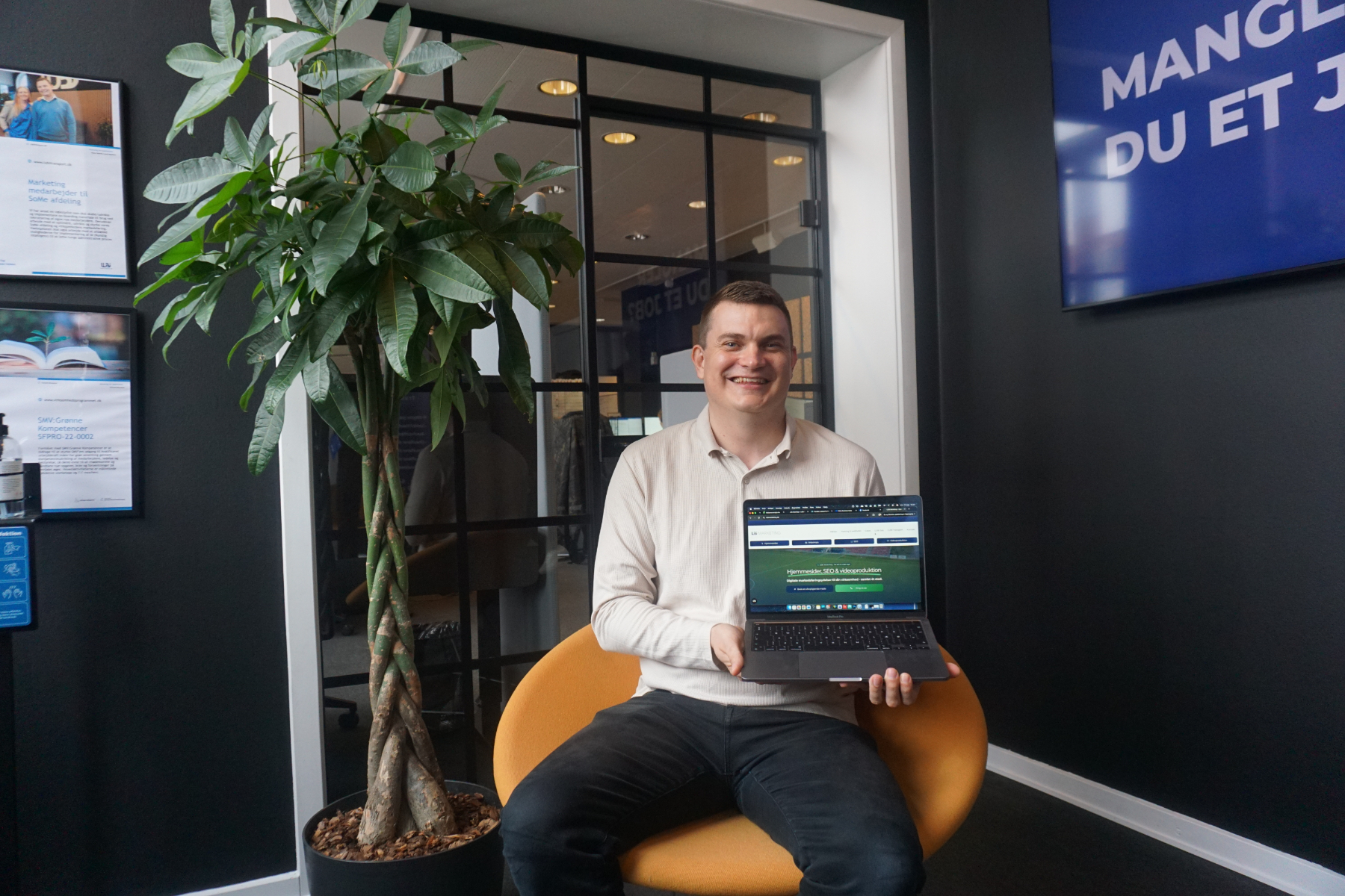 Virksomhedsejer arbejder med valg af WordPress-hjemmeside på computer