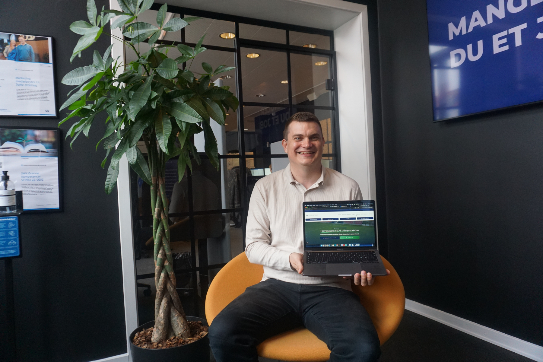 Dataanalyse af søgeord og SEO-strategi på arbejdscomputer