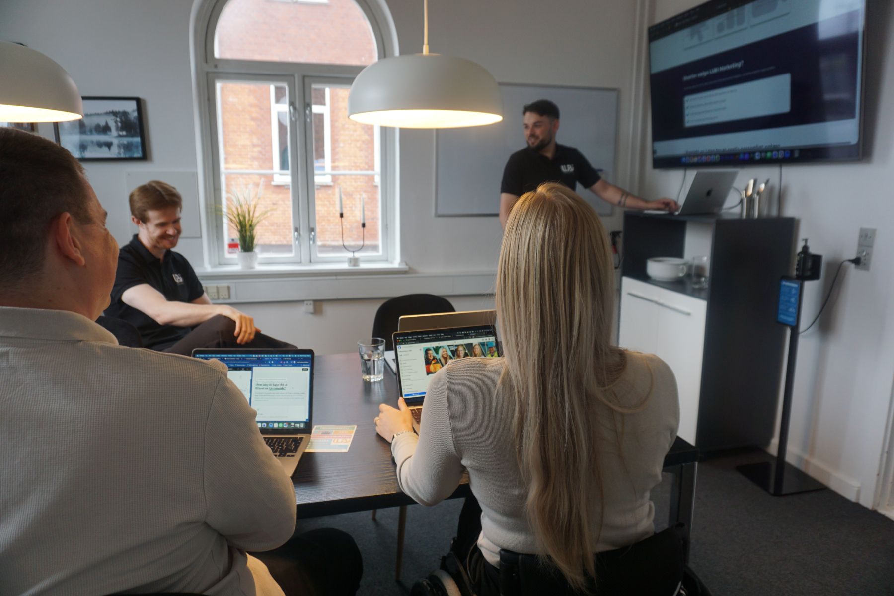 Optimering af lokal hjemmeside og Google Business Profil på bærbar computer