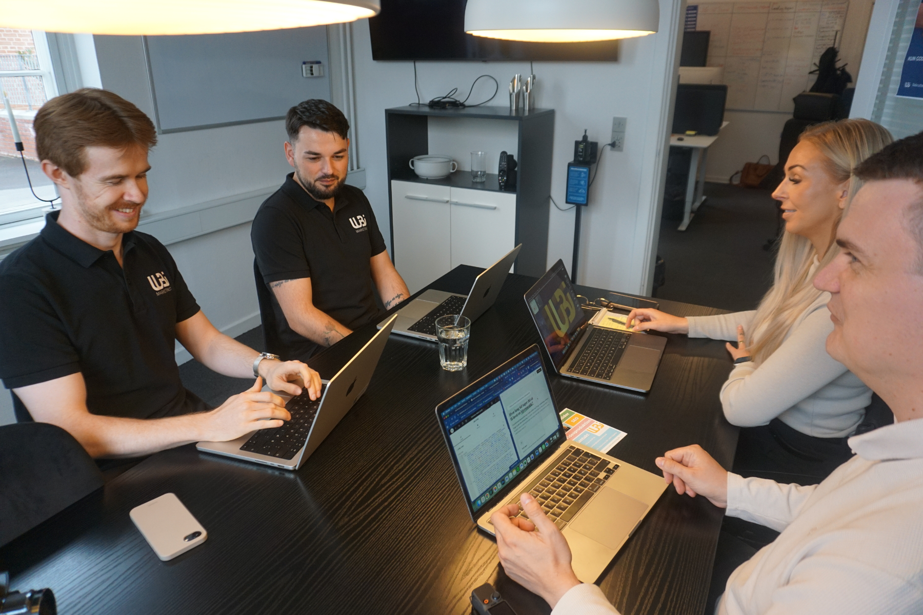 Tekstforfatter og SEO-specialist arbejder med on-page søgemaskineoptimering på computer