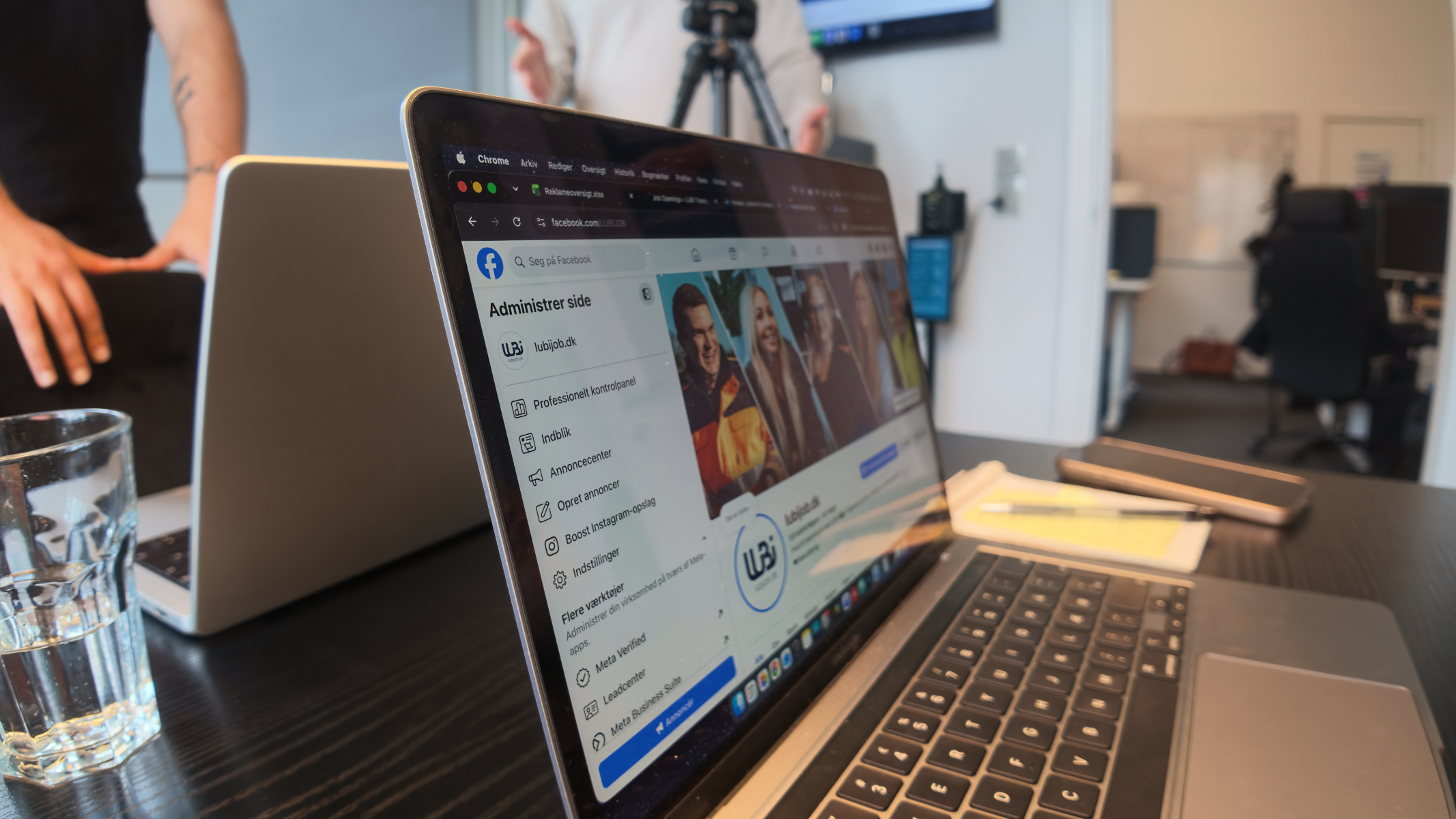 Specialist gennemgår søgeordsdata og SEO-rapportering