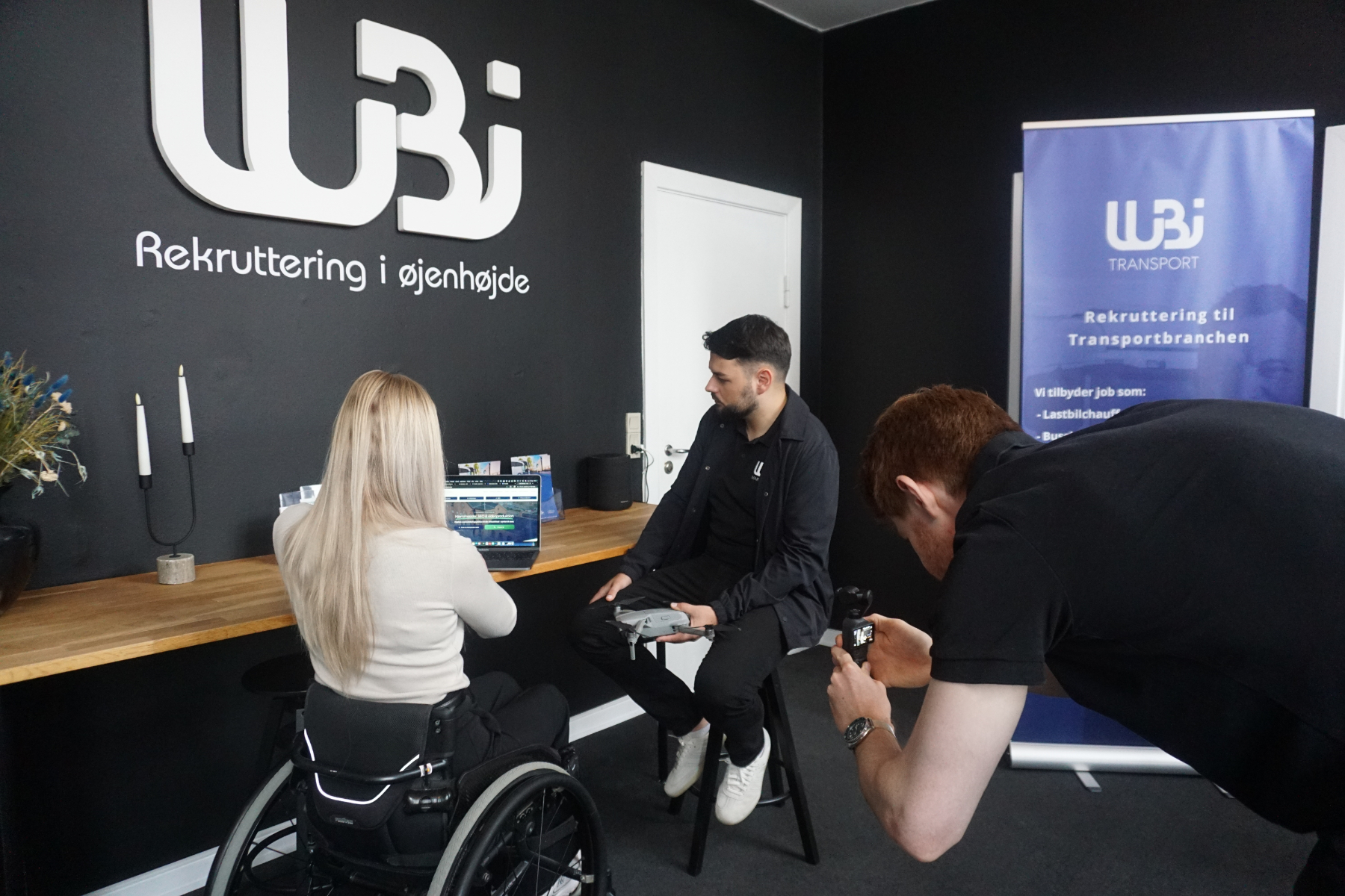 Professionel filmfotograf med gimbal og videoudstyr på optagelse