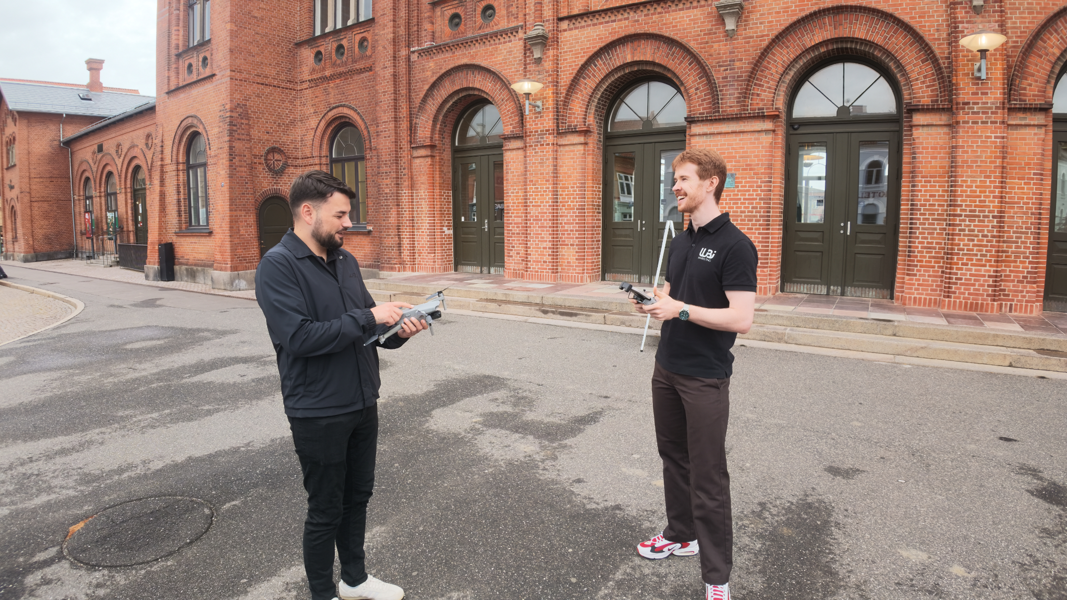 Videooptagelse i studiemiljø med professionel belysning og kamera